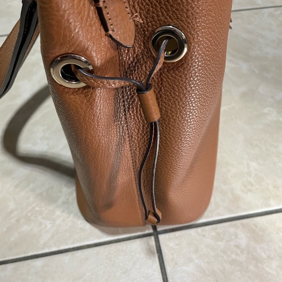 Kate Spade Pebbled Leather Bucket Bag in Tan - Picture 4 of 11